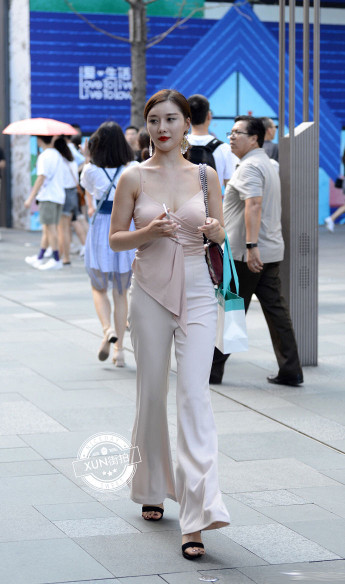 街拍重庆:干净利索的初秋穿搭参考，让你的美融入大自然!