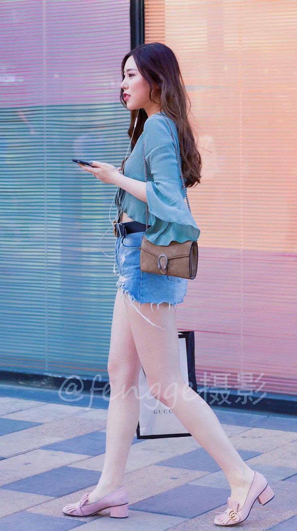 街拍:三里屯来了个梨形身材的姑娘，个性时尚颇具亲和力