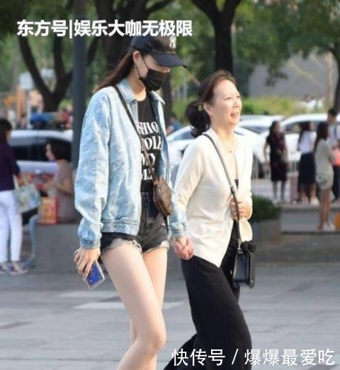 『短袖』街拍:兰质蕙心的美女,一条黑色短袖配黑色短裙,时尚优雅女人味