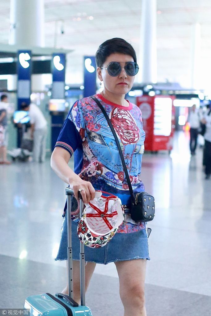 56岁“花少二姐”张凯丽穿短裙露美腿打扮时髦  超短发利落戴墨镜