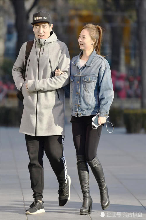 「紧身裤」春天穿着紧身裤,展现曲线美,也展现出时尚美女的自信