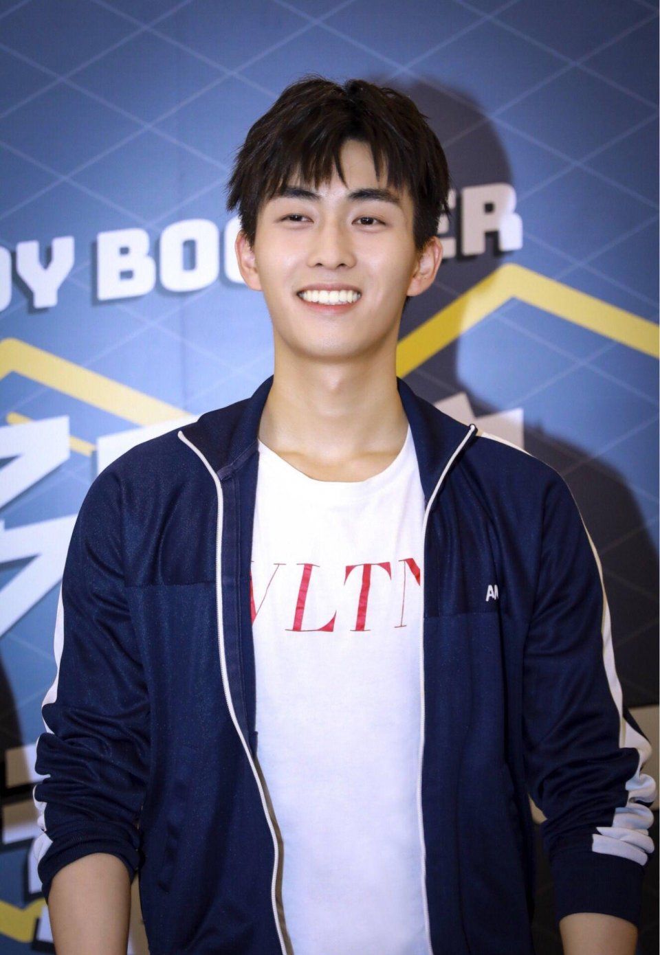 开学第一件事，就是学王钰威穿校服!