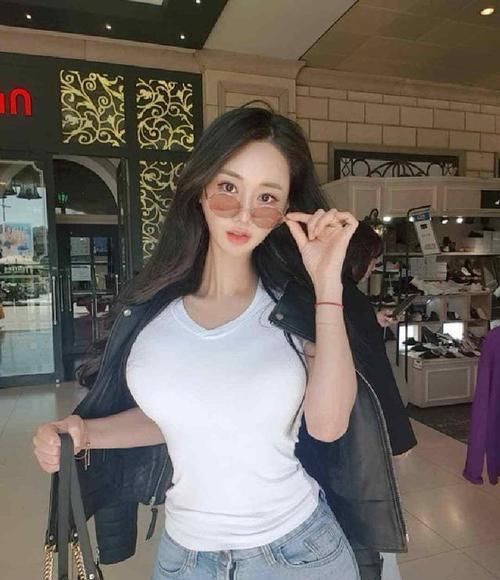  『优雅』牛仔裤小姐姐优雅大气，穿出街头休闲风，笑容甜美更迷人！