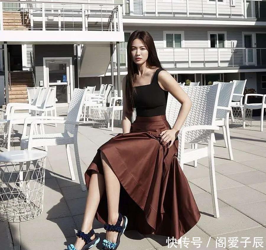  『宋慧乔』宋慧乔最新代言，不走熟女风格重返校园风，穿紧身裙丰满身材迷人