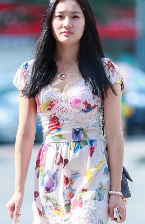 街拍：图4美女的“大榴莲”，太诱人了，看完我都流口水了！