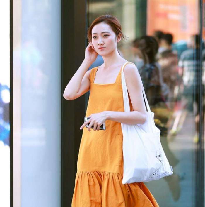 街拍: 图5两位小姐姐竟然当众“亲吻”, 这狗粮你吃吗?