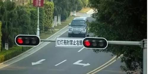 直行加右转车道上等红灯，遇后方狂按喇叭被催促，你会怎么办？