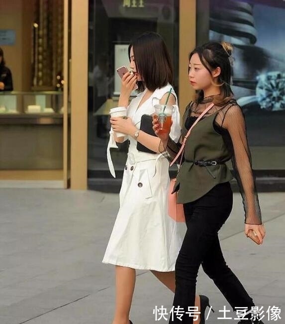 『美女』街拍美女时尚,时尚活力又脱俗,秋天不冷吗