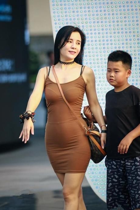 时尚的紧身连衣裙才能穿出女性妖娆曲线美！