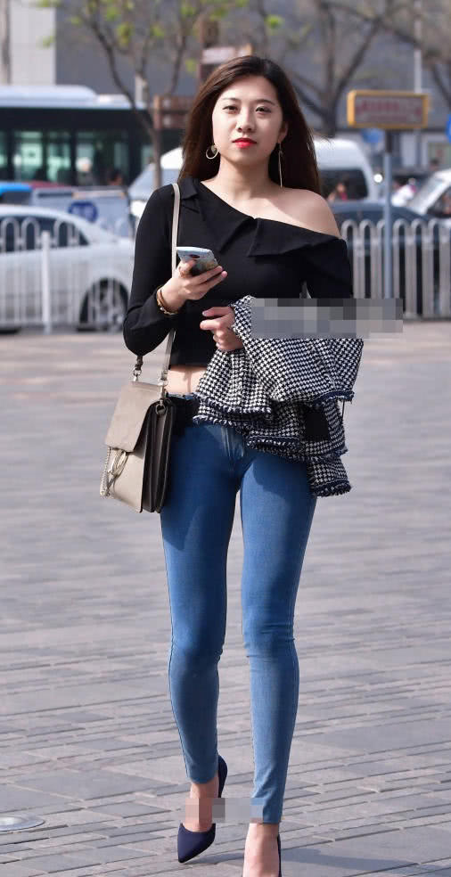 紧身裤小姐姐大方的脱掉外套，面对镜头就要美美哒