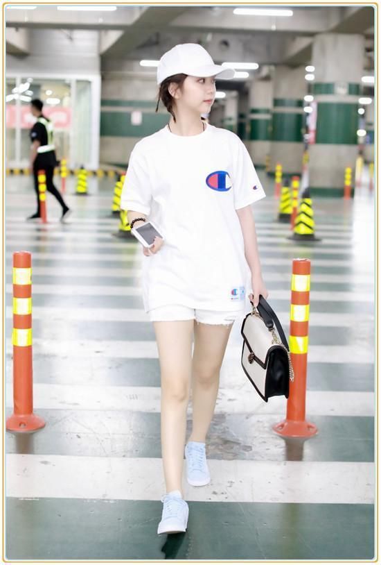 在谭松韵面前谁敢说童颜？扎俩羊角辫穿白T恤简直就是一小学生！