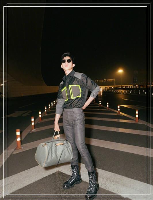 井柏然现身机场，大T配格裙时髦到飞起，可看到手上的戒指心碎了