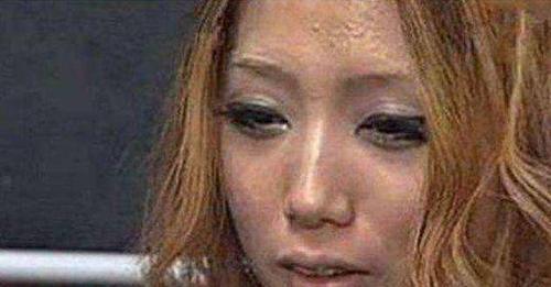 女孩天生的邋遢，一年时间没有卸妆，卸完妆后让人大感无语！