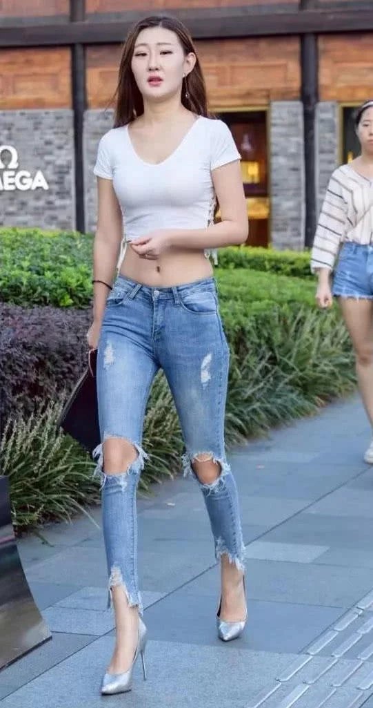 气质小姐姐深领T恤丰满上围包裹不住，紧身牛仔裤全是勒痕，性感