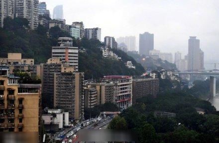 建筑|重庆魔幻建筑：底层是加油站，楼顶又是一个加油站