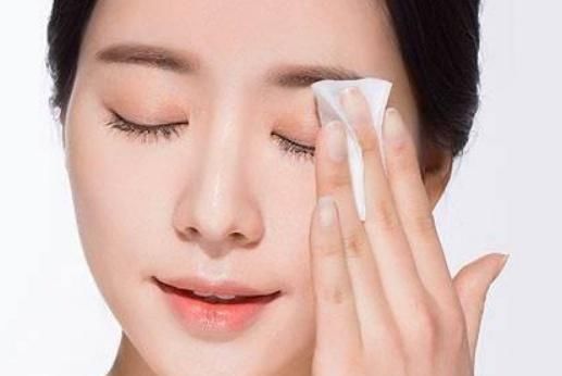  「女人」女人去卸妆时，尽可能别犯3个不正确，第1个我做不对很多年，怪不得皮肤差！