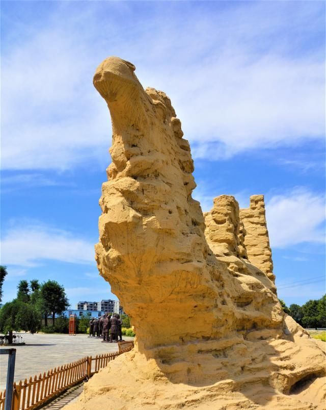 距西安75公里，武则天乾陵脚下，新建的大唐小镇，一年多就没人了