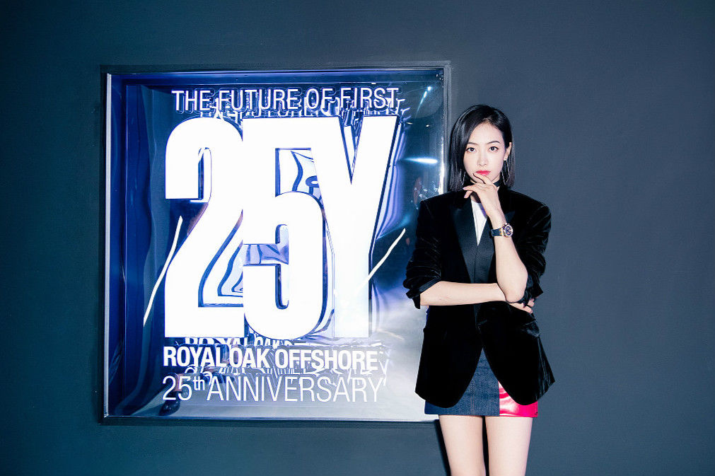 宋茜黑西装配短裙攻气十足 秀2米美腿性感迷人