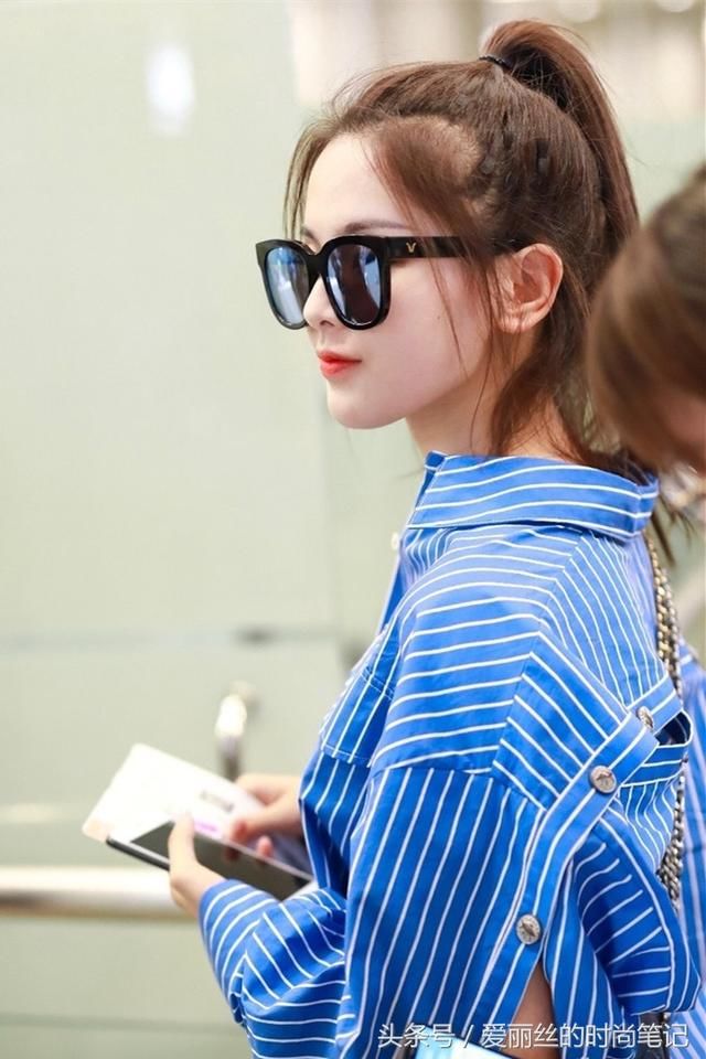 杨超越快把裤子拉链撑开，难怪衬衫只塞一半，网友：肚子难受不？