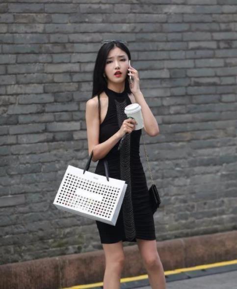  [小美女]街拍浅妆容颜的小美女，一身简约时尚的穿搭打造出高贵典雅的女神范