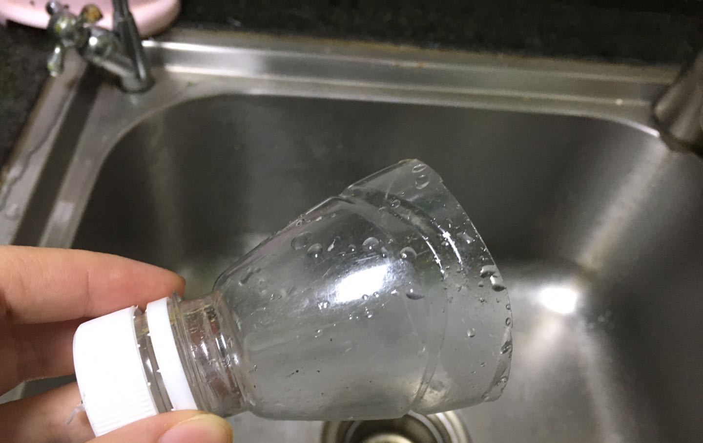 「解决」把钢丝球塞进塑料瓶里,太厉害了,解决了很多家庭主妇的一大难题