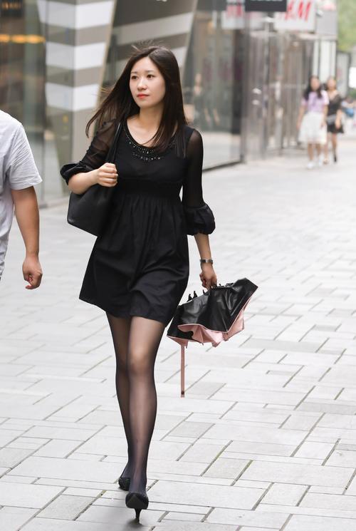 街拍:洋妞美丽的面孔,魔鬼的身材,中国小姐姐也不逊色!