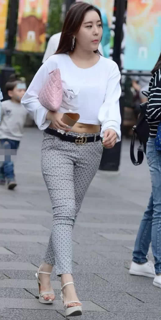 韩国小姐姐最爱吃美食，多出来的肉肉让紧身裤都裹不住了
