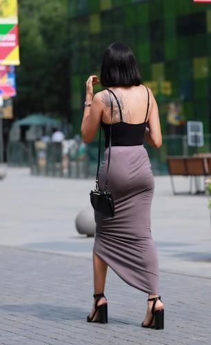 街拍:图1反穿裤子的郁可唯，图2包臀裙美女背影动人，纹身亮了!