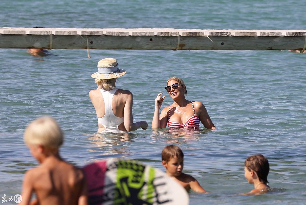 以色列超模Hofit Golan与朋友们在海滨俱乐部游泳 吊带泳衣秀美胸