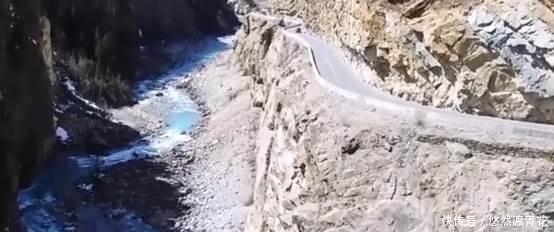 青藏线上的那些杆子是护栏还是另有作用,你知道是干嘛的吗?