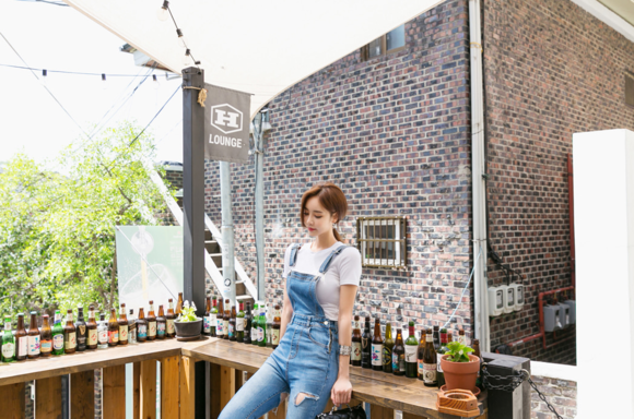 女神孙允珠，纪梵希荧粉水洗磨牛仔背带裤