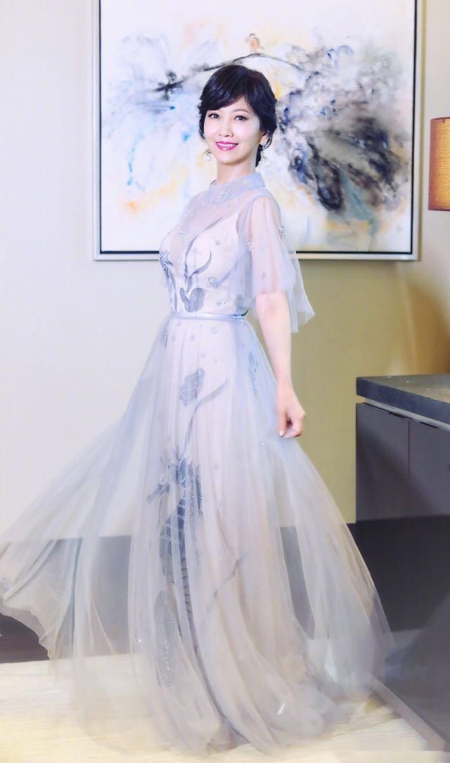 赵雅芝穿衣也太大胆了，轻纱长裙接近透视，网友：黄锦燊能驾驭吗