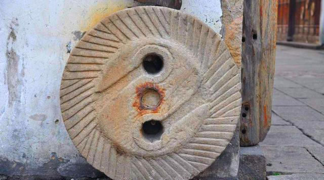 尸体|石磨奇案河里钓出尸体,石磨绑缚尸身,知县妙计破案,凶手被擒