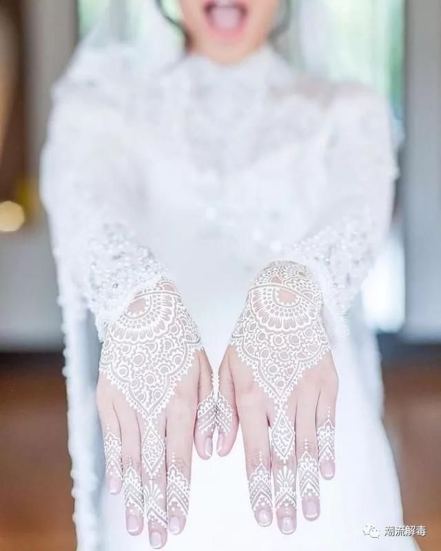 刺青太疼、海娜太夸张，那就试试白色纹身吧，城会玩！