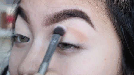 瘦成漫画腿的赵薇学小姑娘画欧美妆，只换了个眉形就老10岁