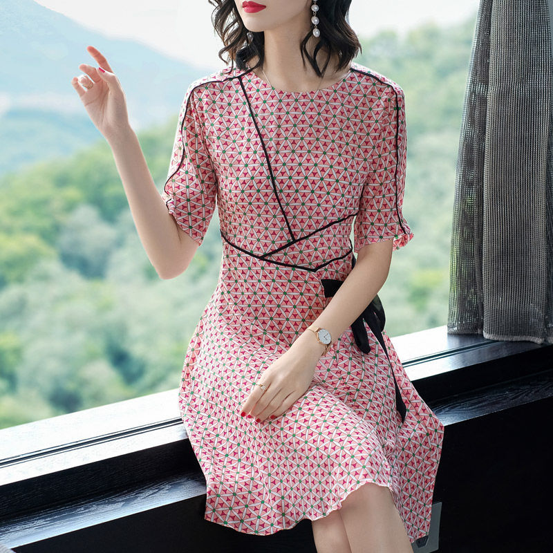 新出几款“齐 臀裙”，身材有料的女性快点穿，展现迷人的大杀器