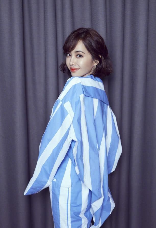 真服了蔡依林，脚踩两个细针看着就疼，网友:为了高也是拼了!