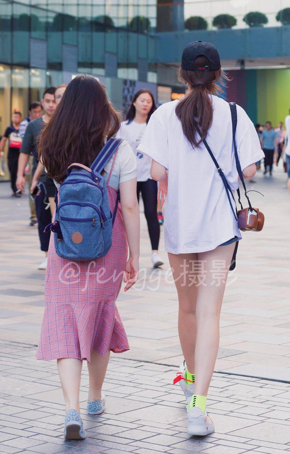 街拍:十九张三里屯绚丽多姿的背影，在这段时间里最时尚，最养眼