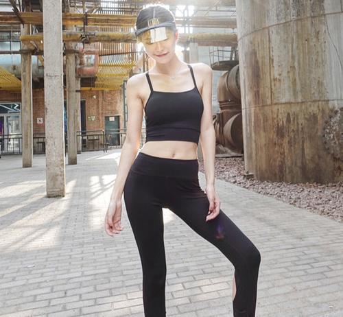 紧身打底裤美女，丰满的身材，傲人的身姿，尽显女王妩媚的气息！