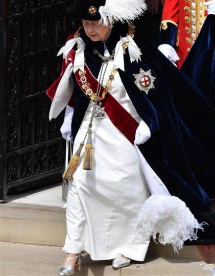 英国皇室成员穿高跟鞋,女王高贵,凯特平民,梅根鞋跟又细又长!