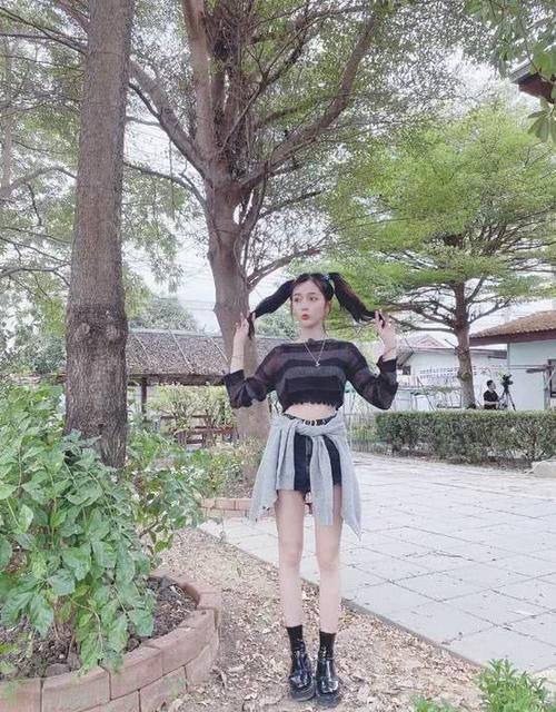  「会让人觉得比较」吴宣仪真是少女感十足！穿紫色衬衫搭配百褶裙，看上去学院风满满