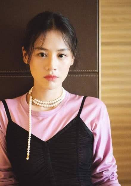  『女人』50岁的女人想要散发高级贵妇感，最好少戴黄金，建议佩戴这三种！