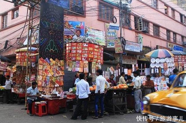 女孩去印度旅游，路上买了块煎饼，导游马上喊住：不能吃！