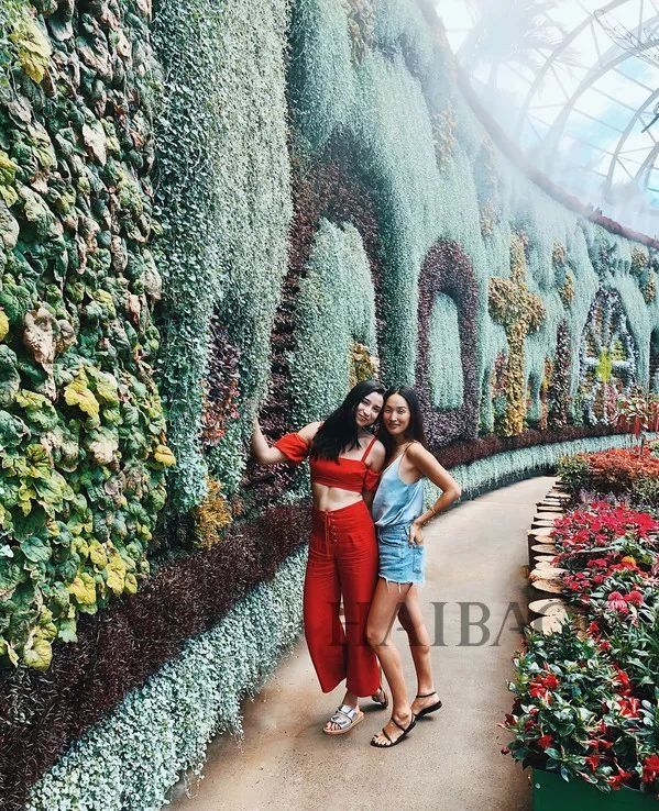 小个子夏日穿搭特辑!身高不足160cm的她们，怎么穿才能显高又时髦