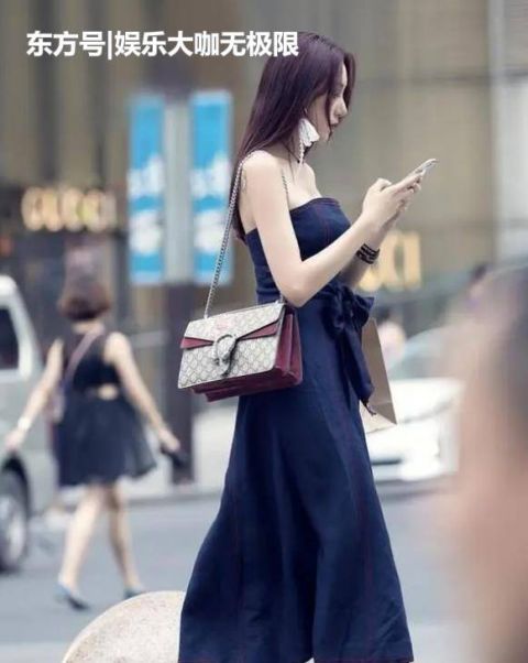  「风范」街拍：肤如凝脂的小姐姐，一条深蓝色的连衣裙，气质女神风范
