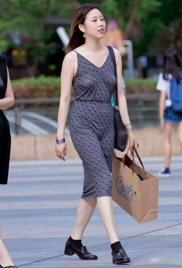 街拍：薄款吊带裙的白皙辣妈，散发出女人魅力
