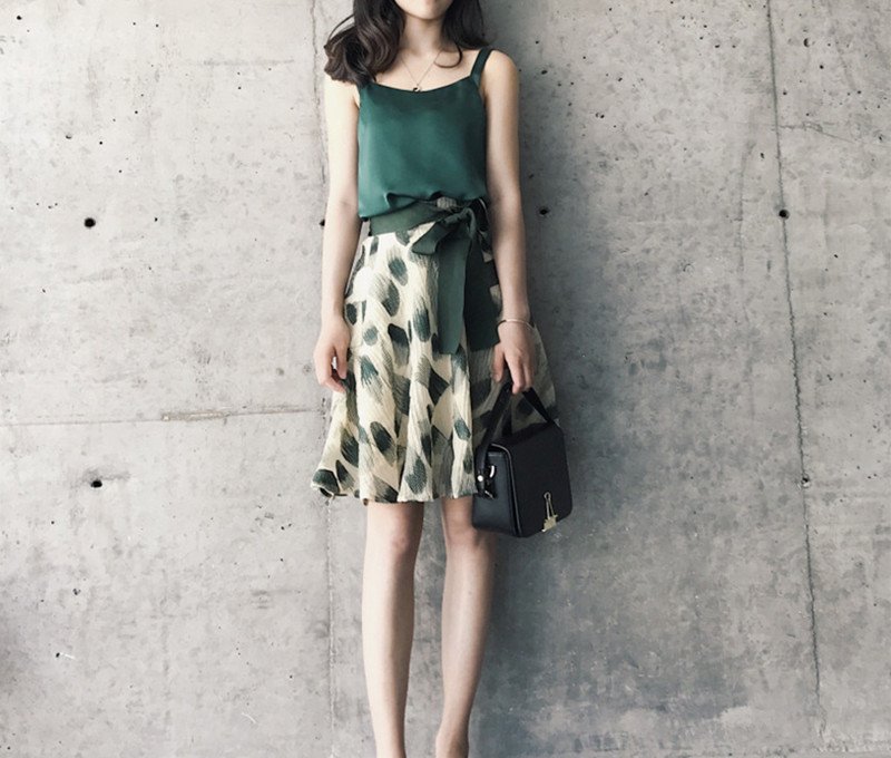 难怪小个子老婆把高跟鞋都扔了!晚晚风装+平鞋,上身既显腿长