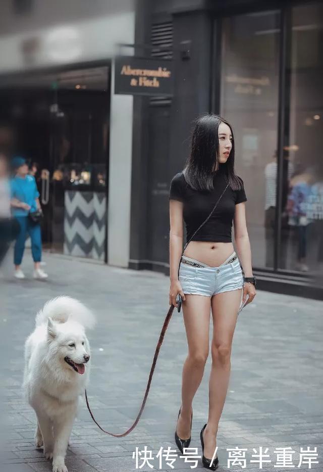  「凸显出」美女脚上穿着一双高跟鞋，凸显出她那修长的下半身，显高又显气质