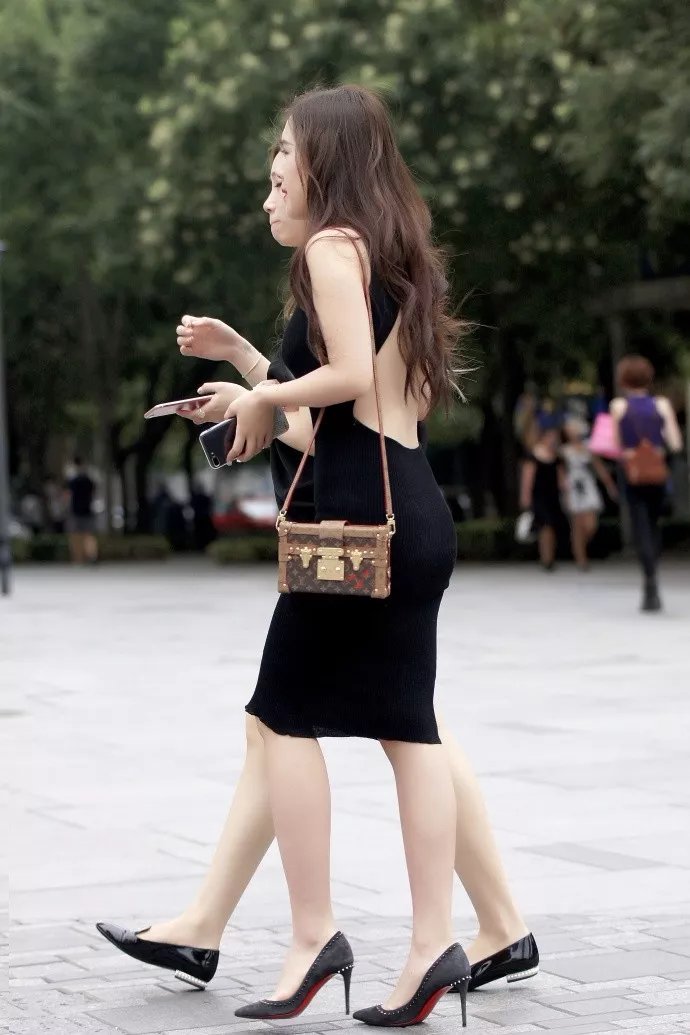 街拍长裙热裤大长腿姐妹花漂亮