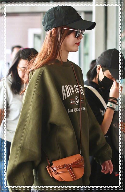 当佟丽娅和唐嫣同穿黑色短裤，网友：终于见到了漫画腿的最高级别